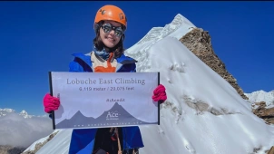 Della Dartyan Berhasil Taklukkan Lobuche East Peak, Himalaya