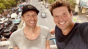 Viral Chris Martin Nyeker di Jalanan Jakarta Sebelum Konser Coldplay, Gayanya Bikin Salfok