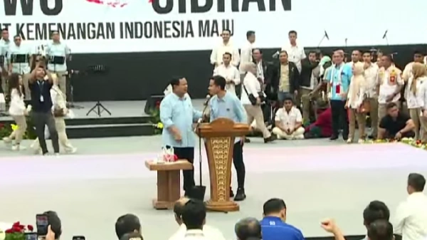 Momen Kocak Prabowo Diperintah Gibran Turun Panggung Saat Deklarasi di Indonesia Arena