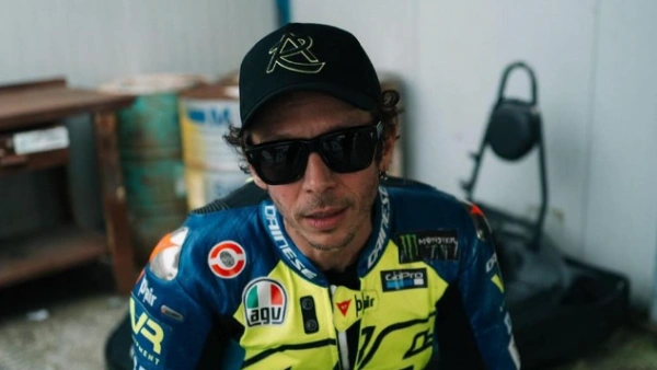 Hadiah dari Valentino Rossi yang membuat fans ketakutan