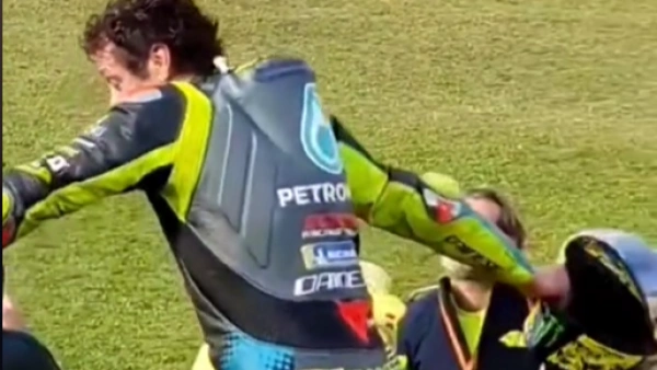 Valentino Rossi melempar helm kepada fans (Tiktok)