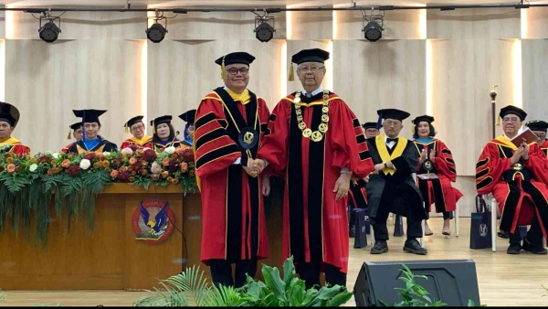 Dorong Perdamaian melalui Penelitian Sensitivitas Konflik, UPH Kukuhkan Prof. Edwin Tambunan Sebagai Guru Besar UPH