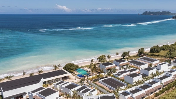 Kenyamanan dan Ketenangan di Amber Lombok Beach Resort, Destinasi Pantai Memesona di Lombok